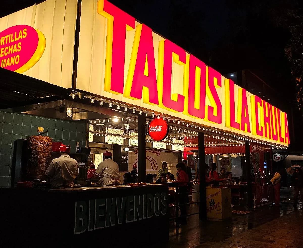 Fachada iluminada de Tacos La Chula