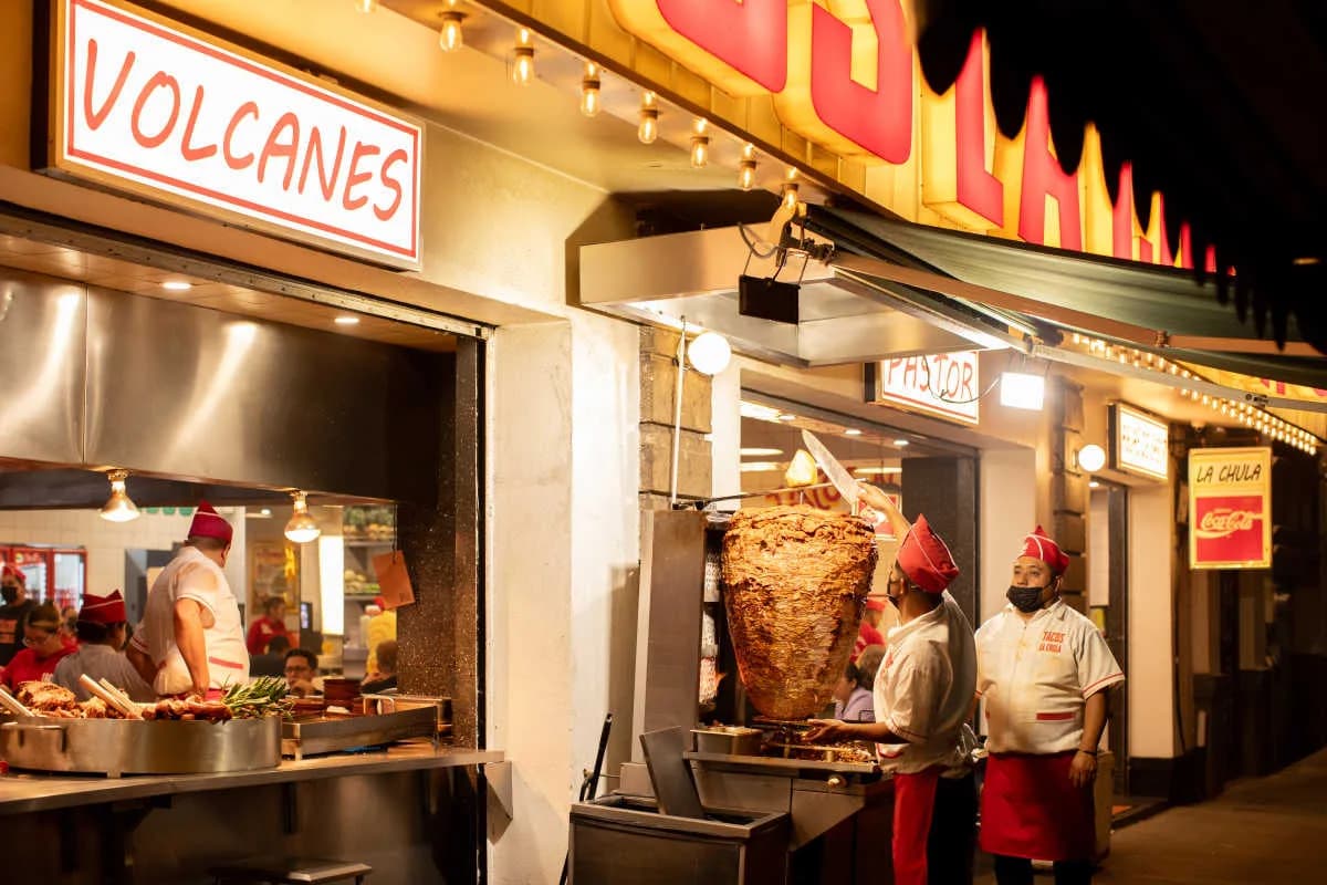 Trompo de pastor en Tacos La Chula, estilo Ciudad de México