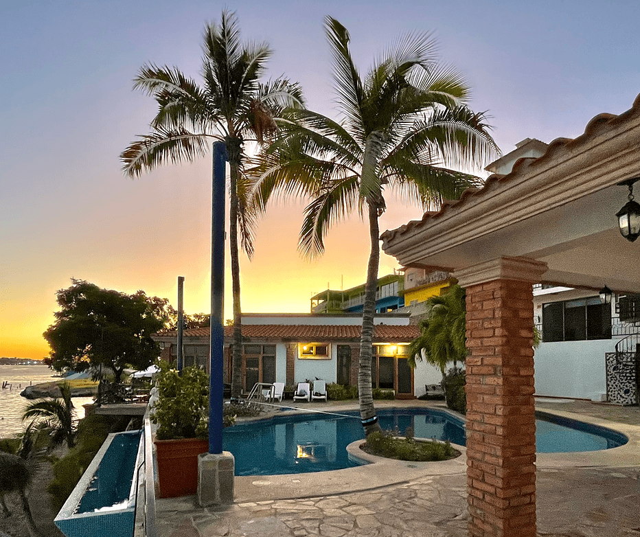 Fachada histórica Casa Aduana frente al mar